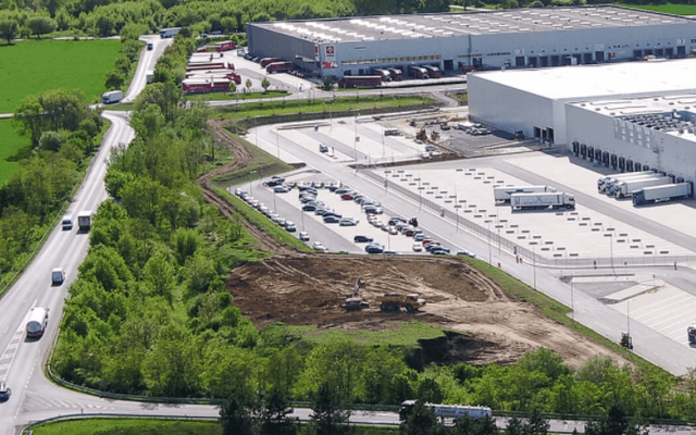 Hangar, Building, Train